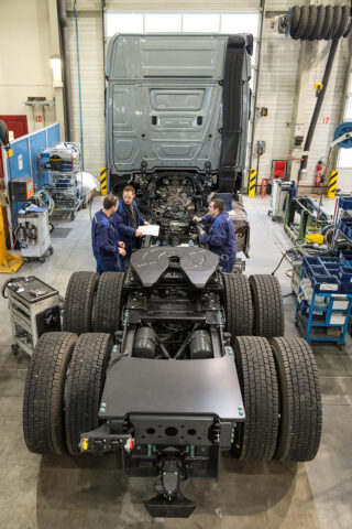 HeavyTorque Issue 7: Mercedes-Benz SLT - The Build Process
