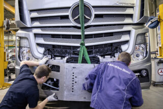 HeavyTorque Issue 7: Mercedes-Benz SLT - The Build Process