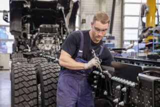 HeavyTorque Issue 7: Mercedes-Benz SLT - The Build Process