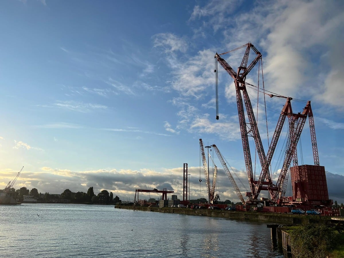 Mammoet PTC210-DS Ring Crane Takes it's Place in the Rotterdam Skyline