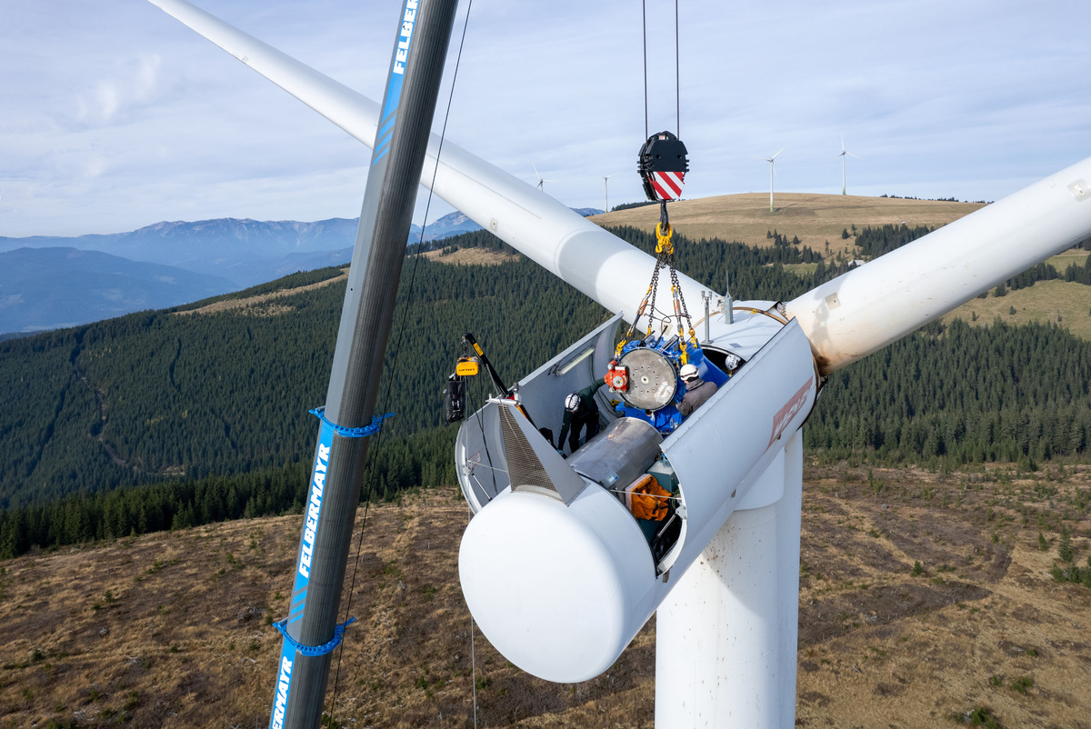 In October, Austrian crane hire company Felbermayr sent its new Liebherr LTM 1300-6.3 mobile crane to a wind farm in the east of the country.