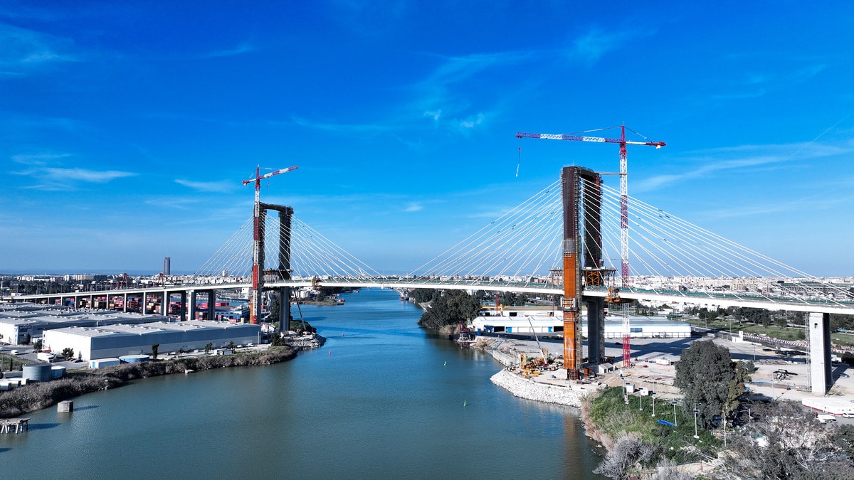 Two Liebherr 420 EC-H 16 Litronic tower cranes are currently in Seville, Spain's fourth largest city, where they are helping to renovate the Puente Quinto Centenario road bridge.