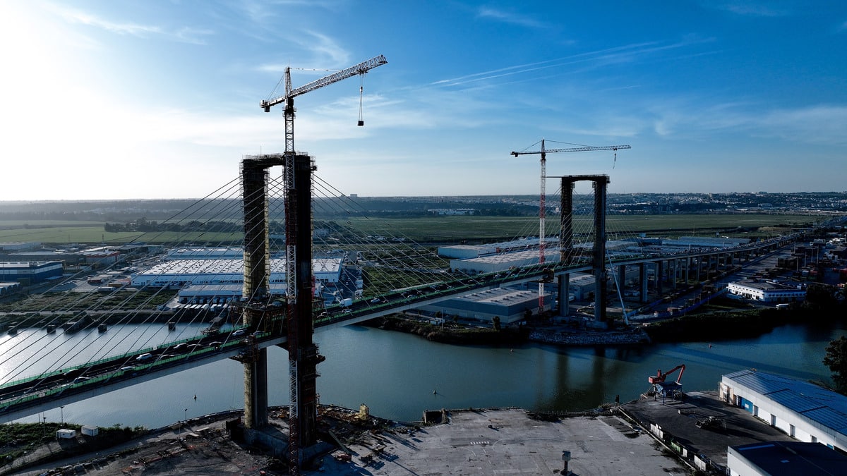 Two Liebherr 420 EC-H 16 Litronic tower cranes are currently in Seville, Spain's fourth largest city, where they are helping to renovate the Puente Quinto Centenario road bridge.